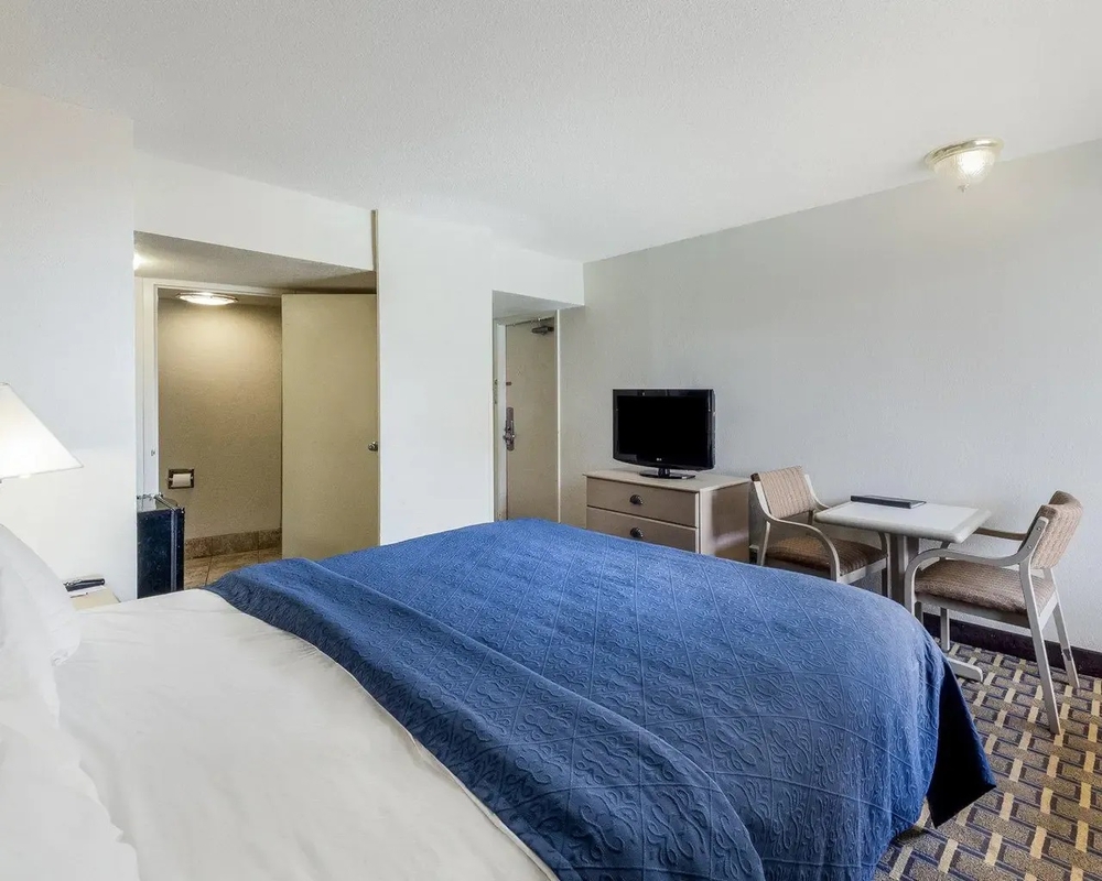 Suite Hospitality Non-Smoking King Pool View ADA